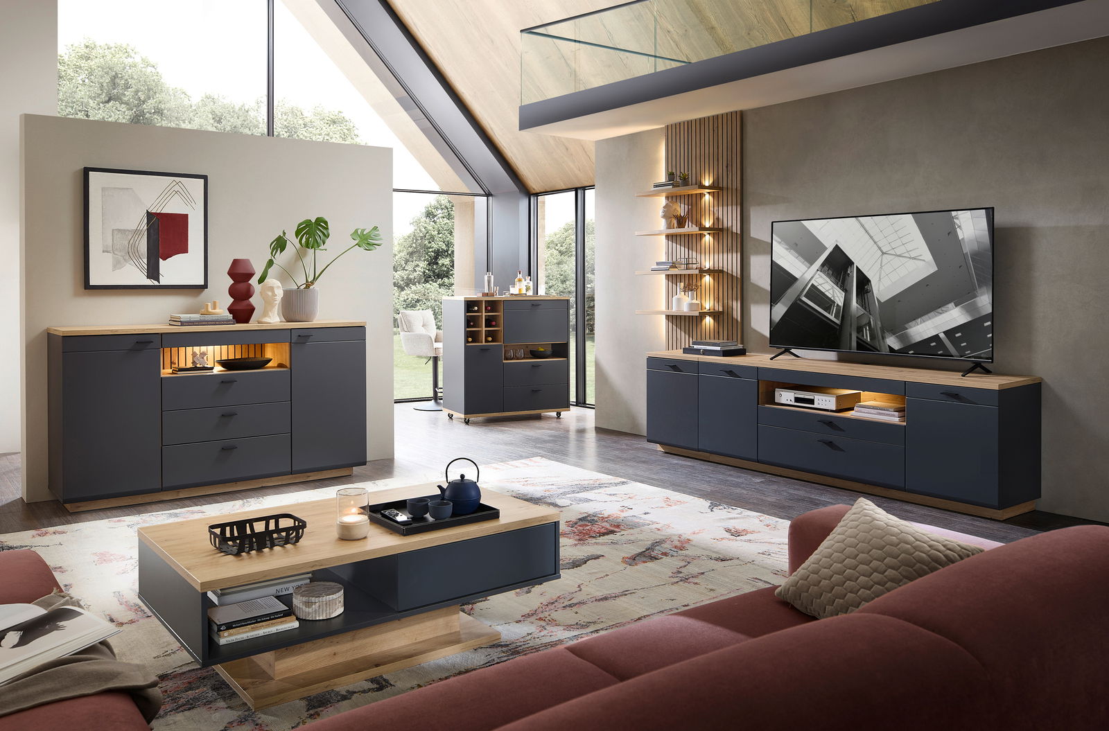 Modernes Wohnzimmer mit stilvollem Sideboard in dunklem Holz und grauen Fronten, seitliche Perspektive.