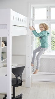 Ein Kind klettert eine weiße, senkrechte Leiter eines Hochbetts hinauf. Im Hintergrund ist ein Schreibtisch mit einem schwarzen Stuhl zu sehen. Die Perspektive zeigt das Hochbett von der Seite.