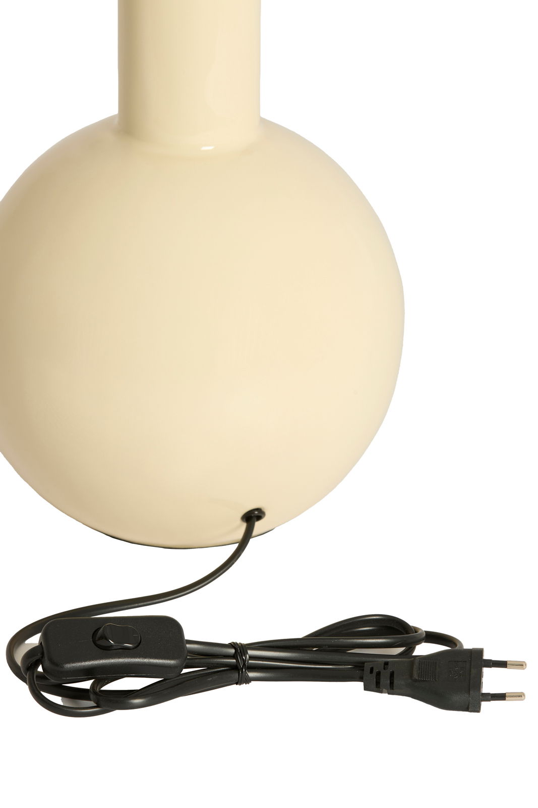 Nahaufnahme eines cremefarbenen Lampenfußes mit Kabel und Schalter, seitliche Perspektive