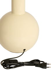 Nahaufnahme eines cremefarbenen Lampenfußes mit Kabel und Schalter, seitliche Perspektive