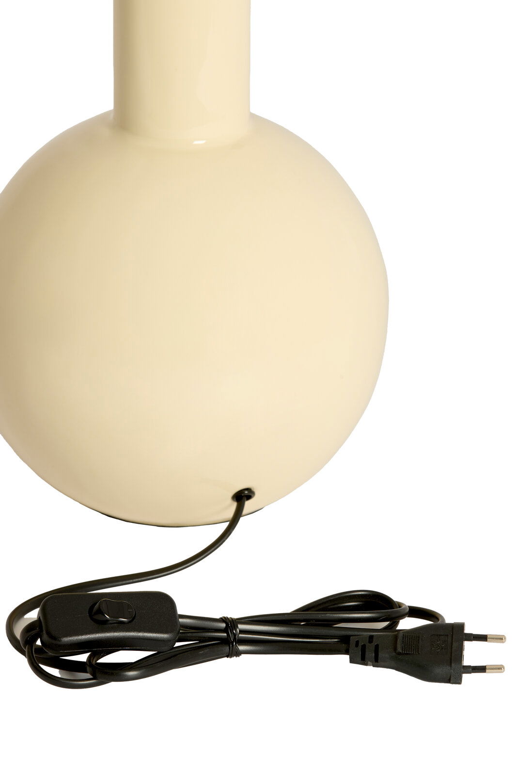 Nahaufnahme eines cremefarbenen Lampenfußes mit Kabel und Schalter, seitliche Perspektive