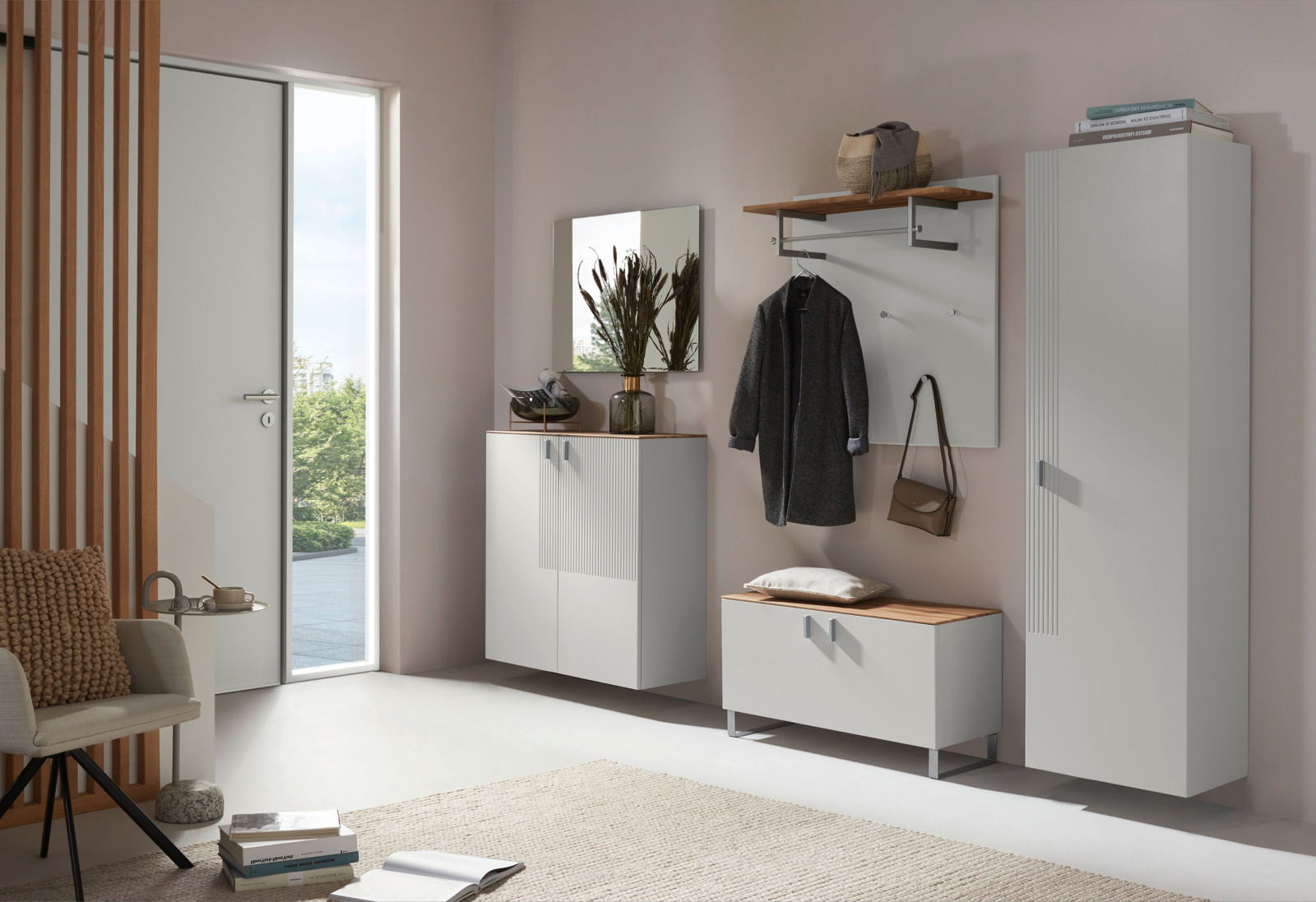 Dieter Knoll Garderobenschrank CORTINA Moderne Garderobeneinrichtung mit Schuhschrank, Garderobenpaneel und Spiegel in heller, einladender Atmosphäre, seitliche Perspektive.