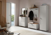Moderne garderobe-inrichting met schoenenkast, garderobepaneel en spiegel in een lichte, uitnodigende sfeer, gezien vanaf de zijkant.