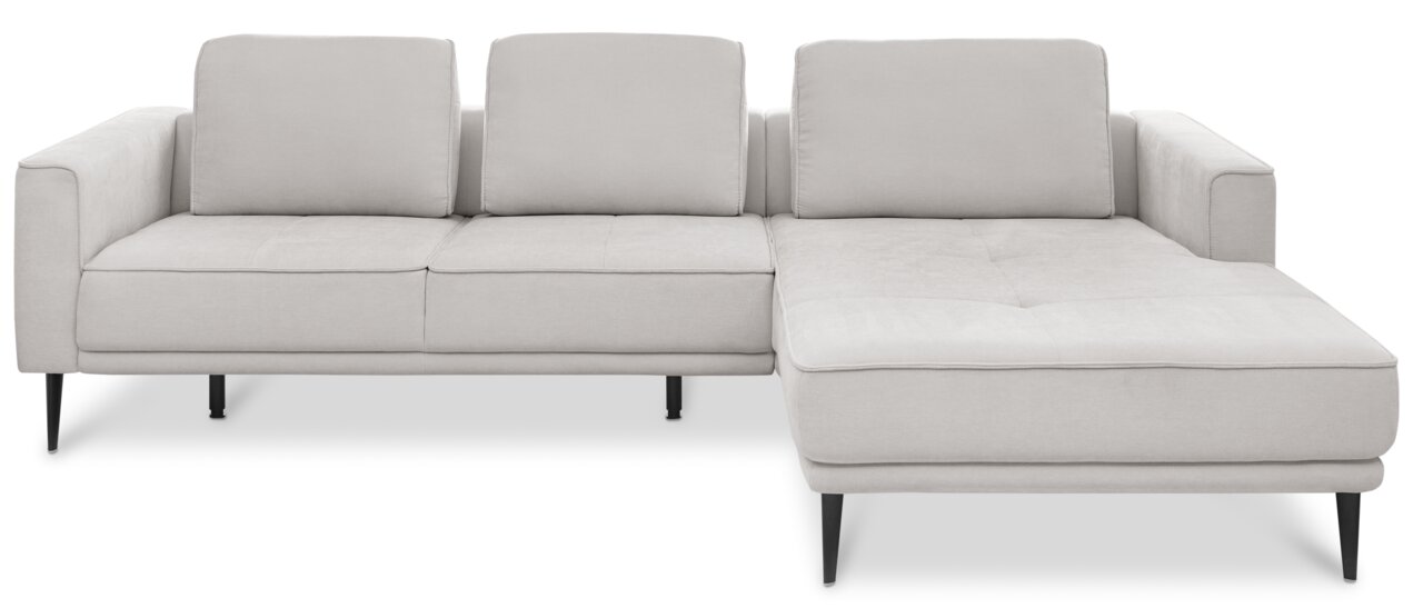 Helles, modernes Ecksofa mit drei Sitzplätzen und einer Chaiselongue, frontal betrachtet.