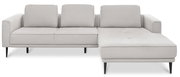 Helles, modernes Ecksofa mit drei Sitzplätzen und einer Chaiselongue, frontal betrachtet.