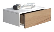Moderner Nachttisch in Weiß mit Holz-Schubladenfront, Schublade halb geöffnet, auf der Oberseite Wecker und Bücher, Ansicht schräg von vorn rechts