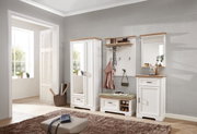 Garderoben-Set in einem modernen Flur mit weißem Holz und naturfarbenen Akzenten, bestehend aus einem hohen Schrank mit Spiegel, einer Sitzbank mit Stauraum und einem Wandpaneel mit Haken, aus der Perspektive des Raumes fotografiert.