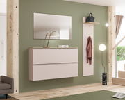 Moderner Hängeschuhschrank in einem stilvollen Flur, seitliche Perspektive