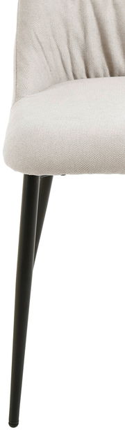 Nahaufnahme eines Stuhls mit hellgrauem Stoffbezug und schwarzen Metallbeinen, seitliche Perspektive