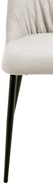 Nahaufnahme eines Stuhls mit hellgrauem Stoffbezug und schwarzen Metallbeinen, seitliche Perspektive