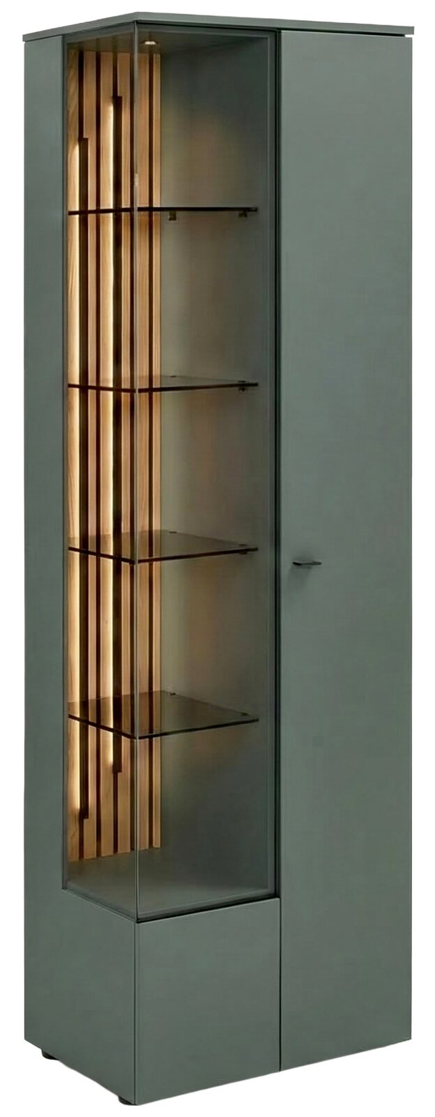 Hohe moderne Vitrine in mattem Grün mit Glasfront, vier Glasböden und warm beleuchtetem Holz-Lamellenrückwand, freigestellt in frontaler leicht schräger Perspektive