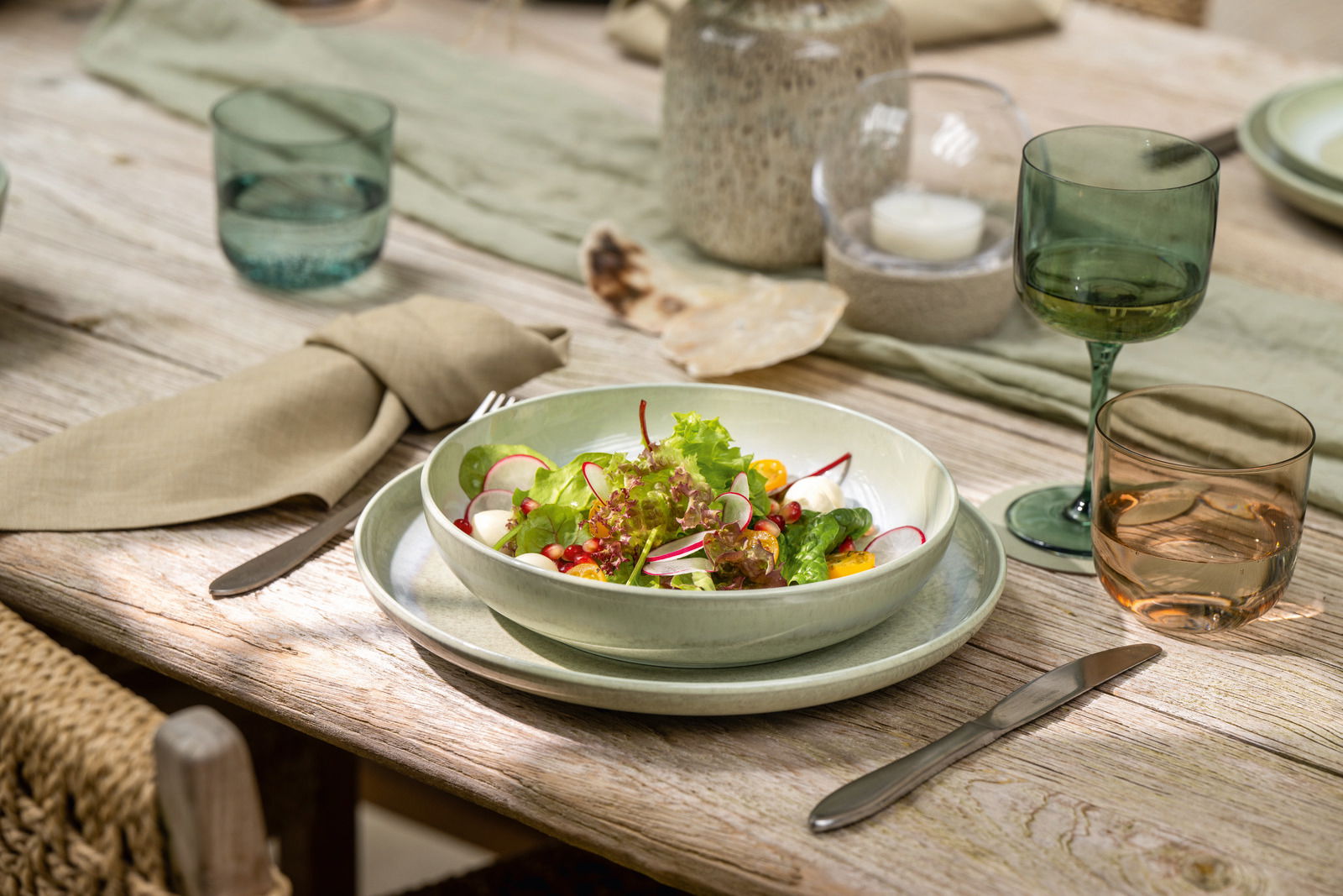 Like by Villeroy & Boch Pastaschale PERLEMOR ALGA Pastaschale mit frischem Salat auf einem gedeckten Tisch, seitliche Perspektive