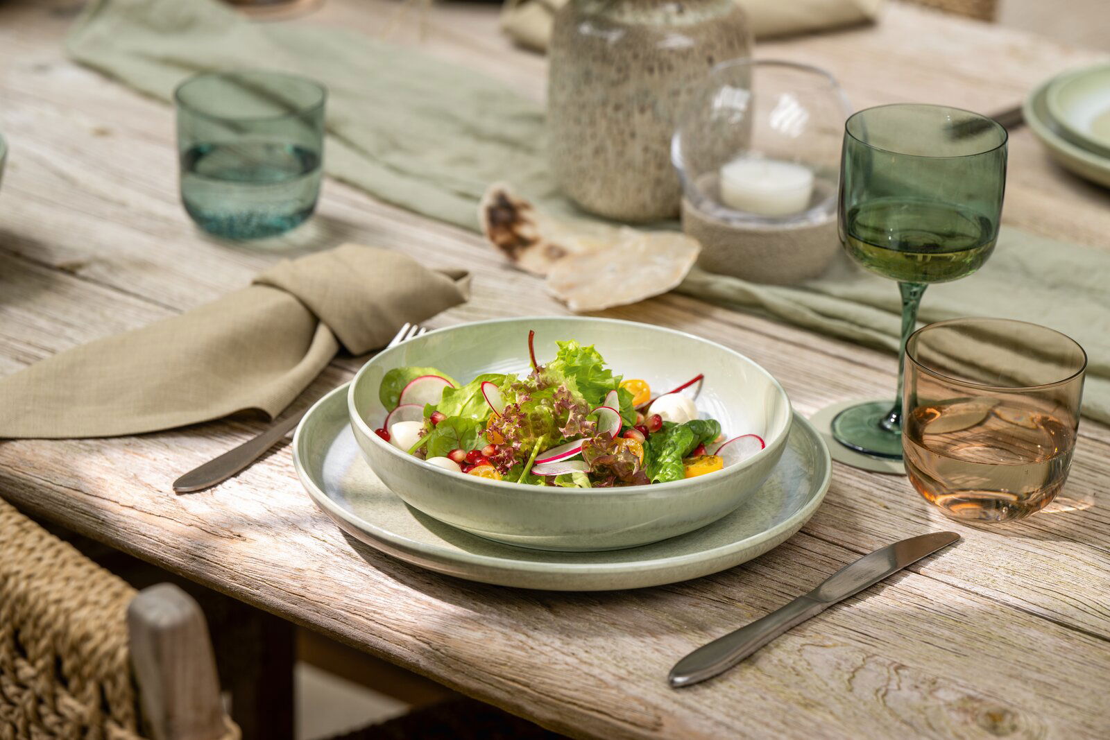 Like by Villeroy & Boch Pastaschale PERLEMOR ALGA Pastaschale mit frischem Salat auf einem gedeckten Tisch, seitliche Perspektive