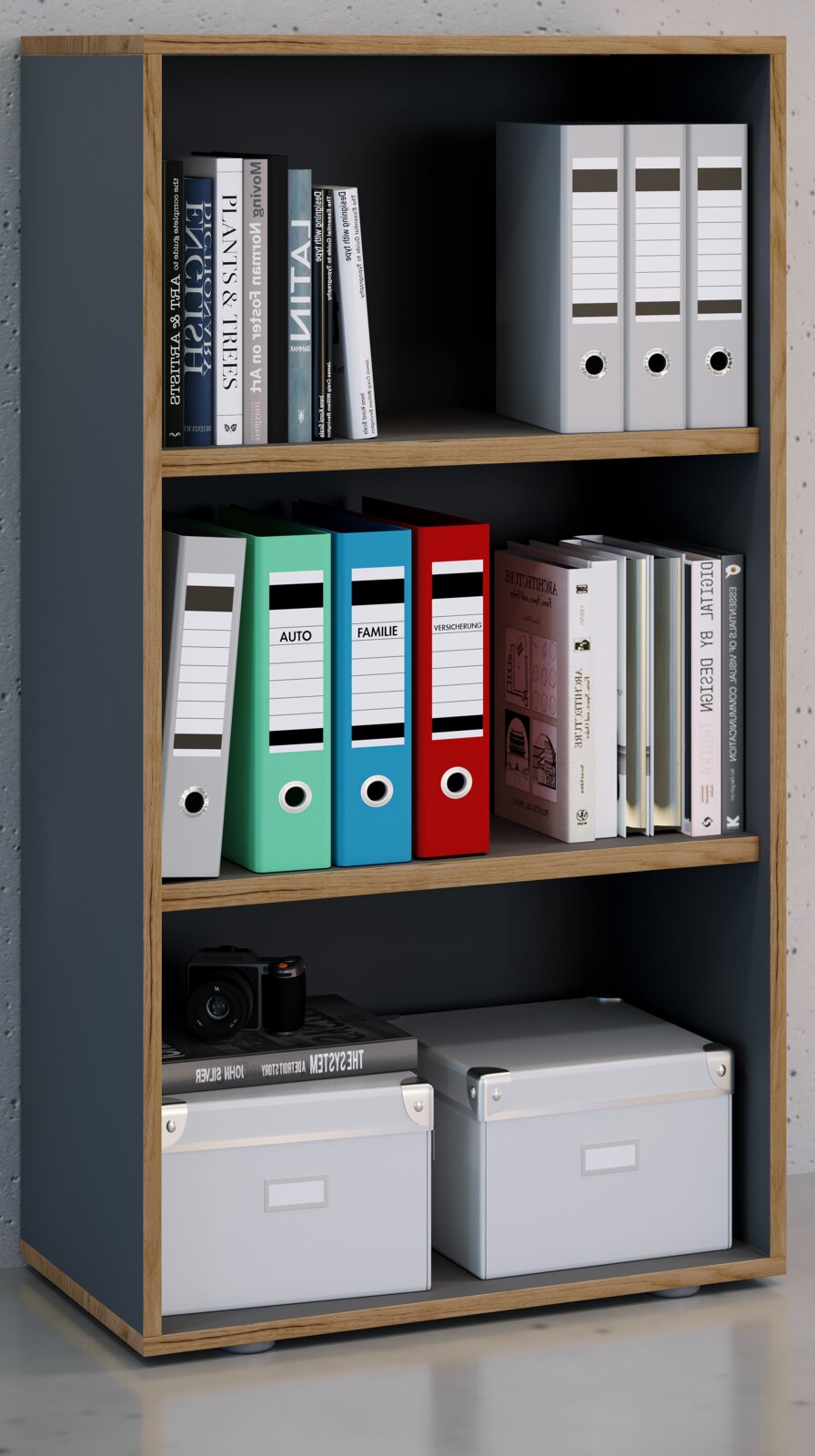 Modernes Bücherregal in Holzoptik mit dunkelgrauen Seiten, gefüllt mit Büchern, Ordnern und zwei Aufbewahrungsboxen; Frontansicht in leichter Schrägperspektive von links.