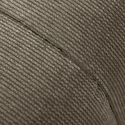 Nahaufnahme der strukturierten Oberfläche eines Hockers aus gewebtem Material, seitliche Perspektive