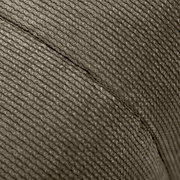 Nahaufnahme der strukturierten Oberfläche eines Hockers aus gewebtem Material, seitliche Perspektive