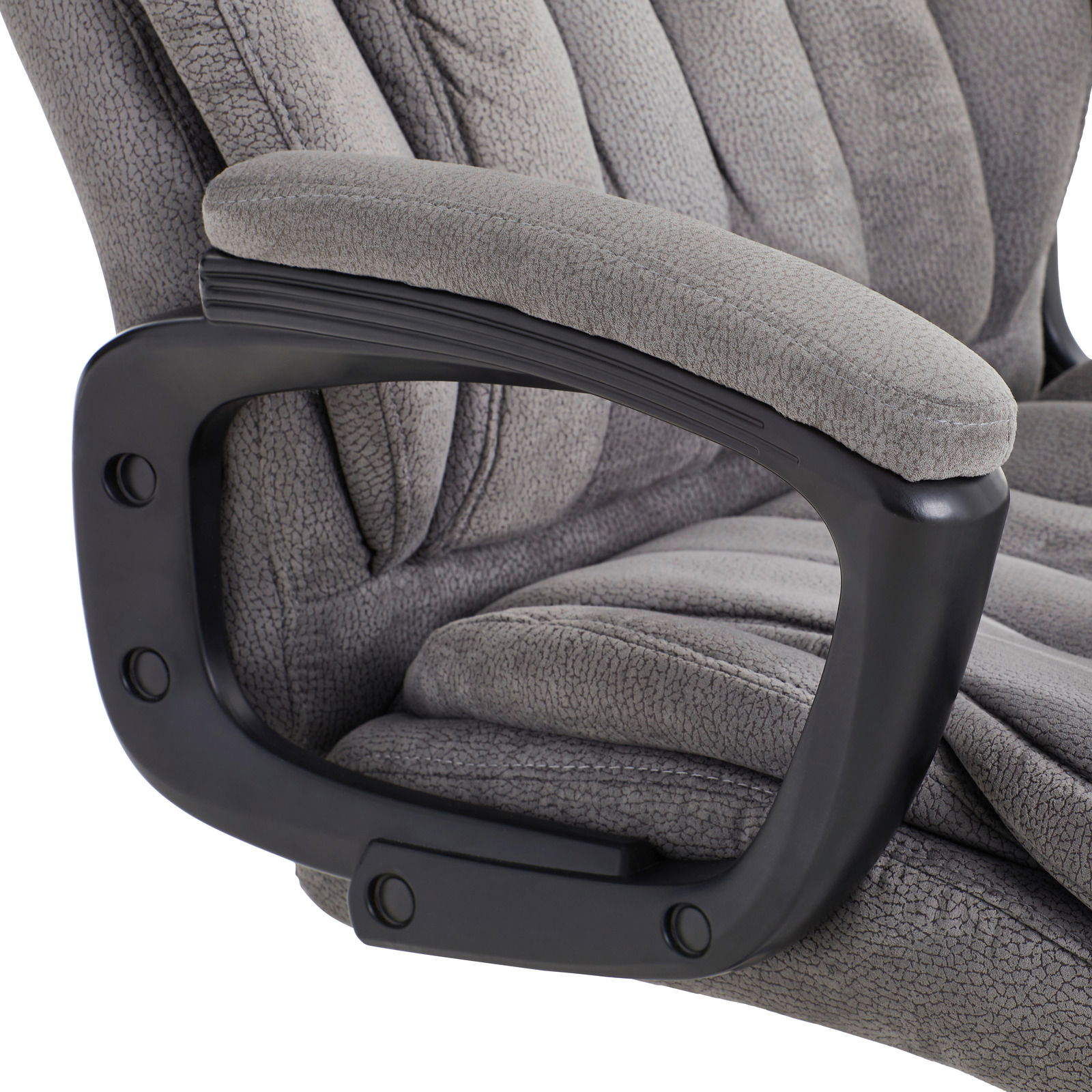 Nahaufnahme eines grauen Chefsessels mit gepolsterten Armlehnen und schwarzem Rahmen, seitliche Perspektive