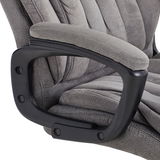 Nahaufnahme eines grauen Chefsessels mit gepolsterten Armlehnen und schwarzem Rahmen, seitliche Perspektive