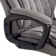 Nahaufnahme eines grauen Chefsessels mit gepolsterten Armlehnen und schwarzem Rahmen, seitliche Perspektive