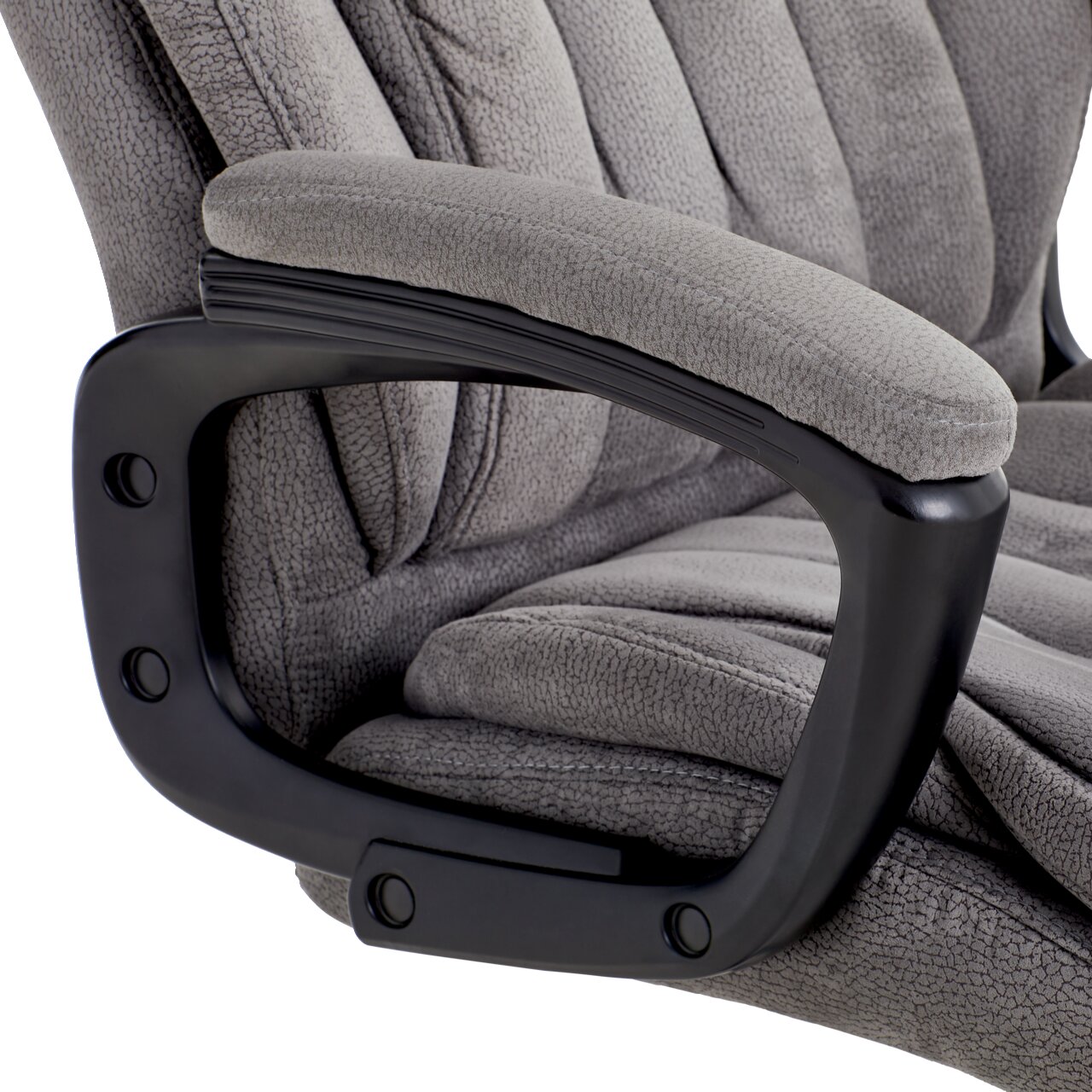 Nahaufnahme eines grauen Chefsessels mit gepolsterten Armlehnen und schwarzem Rahmen, seitliche Perspektive