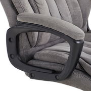 Nahaufnahme eines grauen Chefsessels mit gepolsterten Armlehnen und schwarzem Rahmen, seitliche Perspektive