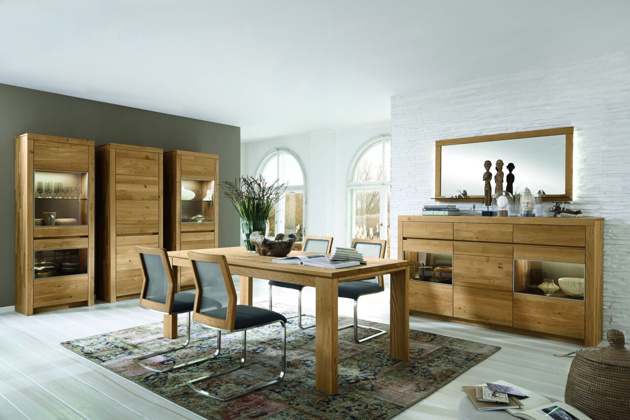Moderner Esstisch aus Holz in einem stilvollen Esszimmer, seitliche Perspektive.