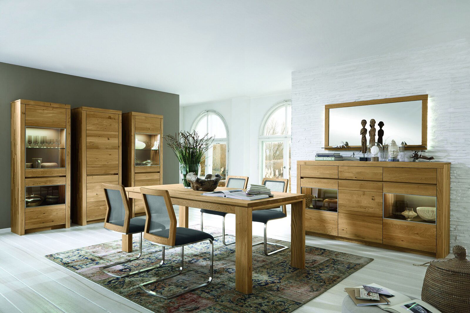 Moderner Esstisch aus Holz in einem stilvollen Esszimmer, seitliche Perspektive.