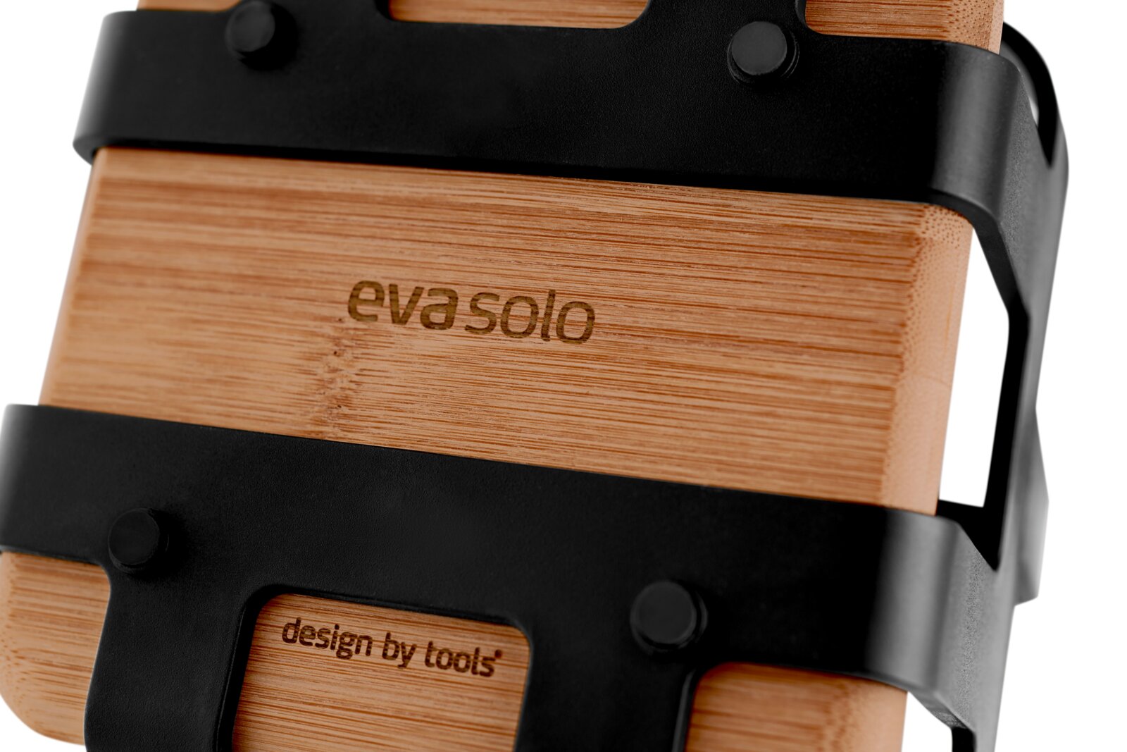 Close-up schuin zijaanzicht van een evasoIo bamboe plank/serveerplank met zwarte metalen beugels en zichtbaar logo op witte achtergrond