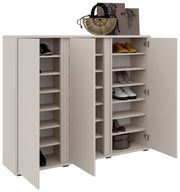 Moderner Schuhschrank mit offenen Türen, gefüllt mit verschiedenen Schuhen, aus einer frontalen Perspektive betrachtet.