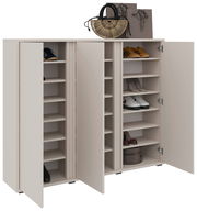 Moderner Schuhschrank mit offenen Türen, gefüllt mit verschiedenen Schuhen, aus einer frontalen Perspektive betrachtet.