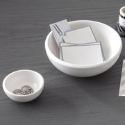 Weiße Müslischale NewMoon 500ml auf einem Tisch, gefüllt mit Papierkarten, aus der Vogelperspektive fotografiert.