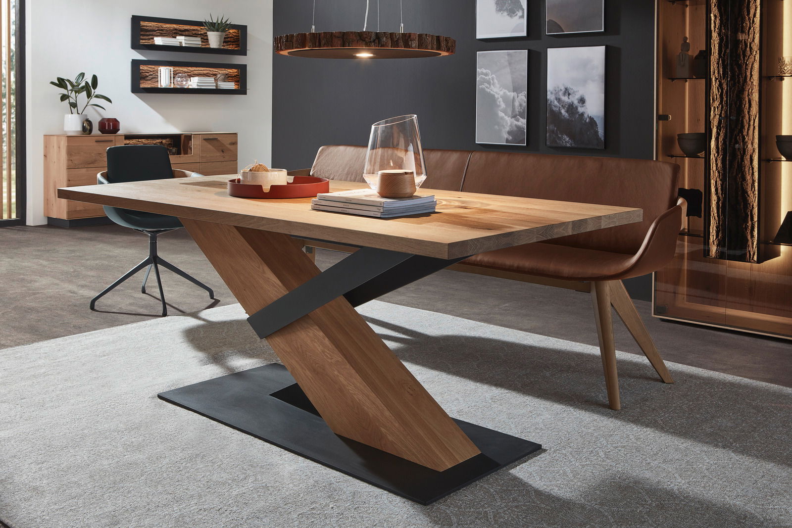 Moderner Esstisch mit Holzplatte und schrägem Metallgestell, seitliche Perspektive