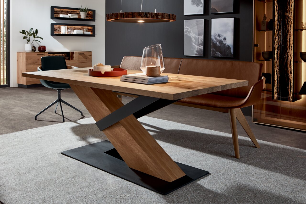 Moderner Esstisch mit Holzplatte und schrägem Metallgestell, seitliche Perspektive