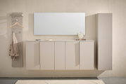 Moderne Garderobeneinrichtung mit XL-Spiegel, Hängeschuhschrank und Garderobenpaneel in neutralen Tönen, frontal betrachtet.