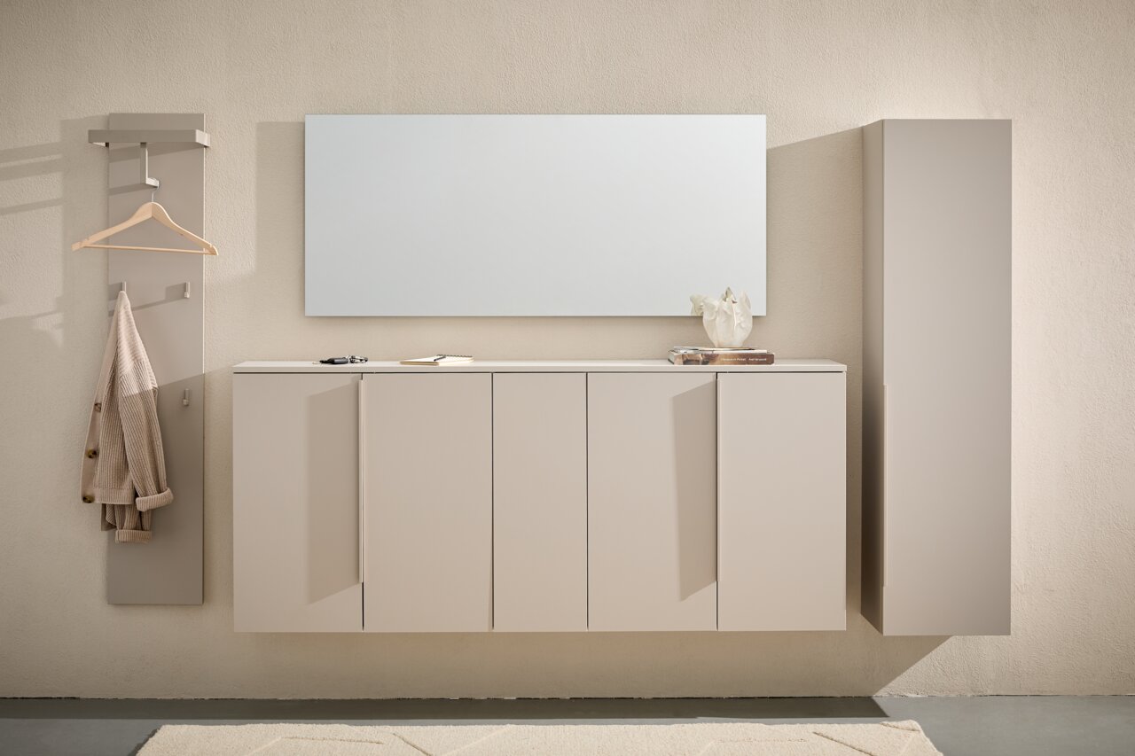 Dieter Knoll Garderobepaneel ABANO Moderne garderobe-inrichting met XL-spiegel, hangende schoenenkast en garderobepaneel in neutrale tinten, gezien vanaf de voorkant.