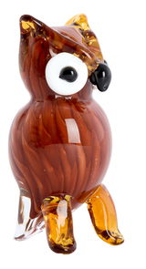 Glasornament in Form einer Eule, aus braunem und klarem Glas, mit großen weißen Augen, seitliche Perspektive