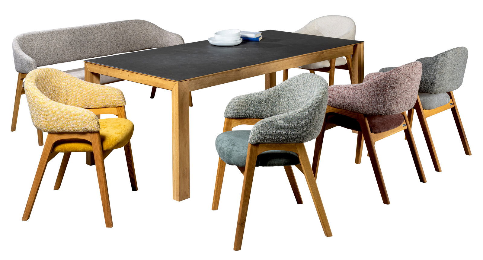 Esszimmer mit einem modernen Tisch und sechs farbenfrohen Armlehnstühlen aus Holz, aus der Perspektive von vorne.