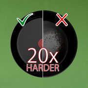 Keramik-Schmorpfanne mit 24 cm Durchmesser, aus der Vogelperspektive gezeigt. Die linke Seite ist intakt, die rechte Seite zeigt Abnutzungsspuren. Text '20x härter' ist in der Mitte zu sehen.