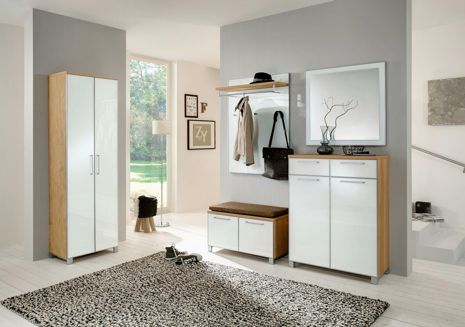 Moderne Garderobeneinrichtung mit XL-Dielenschrank, Schuhschrank, Garderobenbank und Spiegel in heller, einladender Atmosphäre. Frontalansicht.