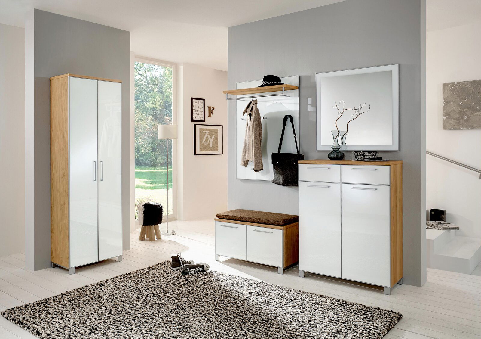 Moderne Garderobeneinrichtung mit XL-Dielenschrank, Schuhschrank, Garderobenbank und Spiegel in heller, einladender Atmosphäre. Frontalansicht.