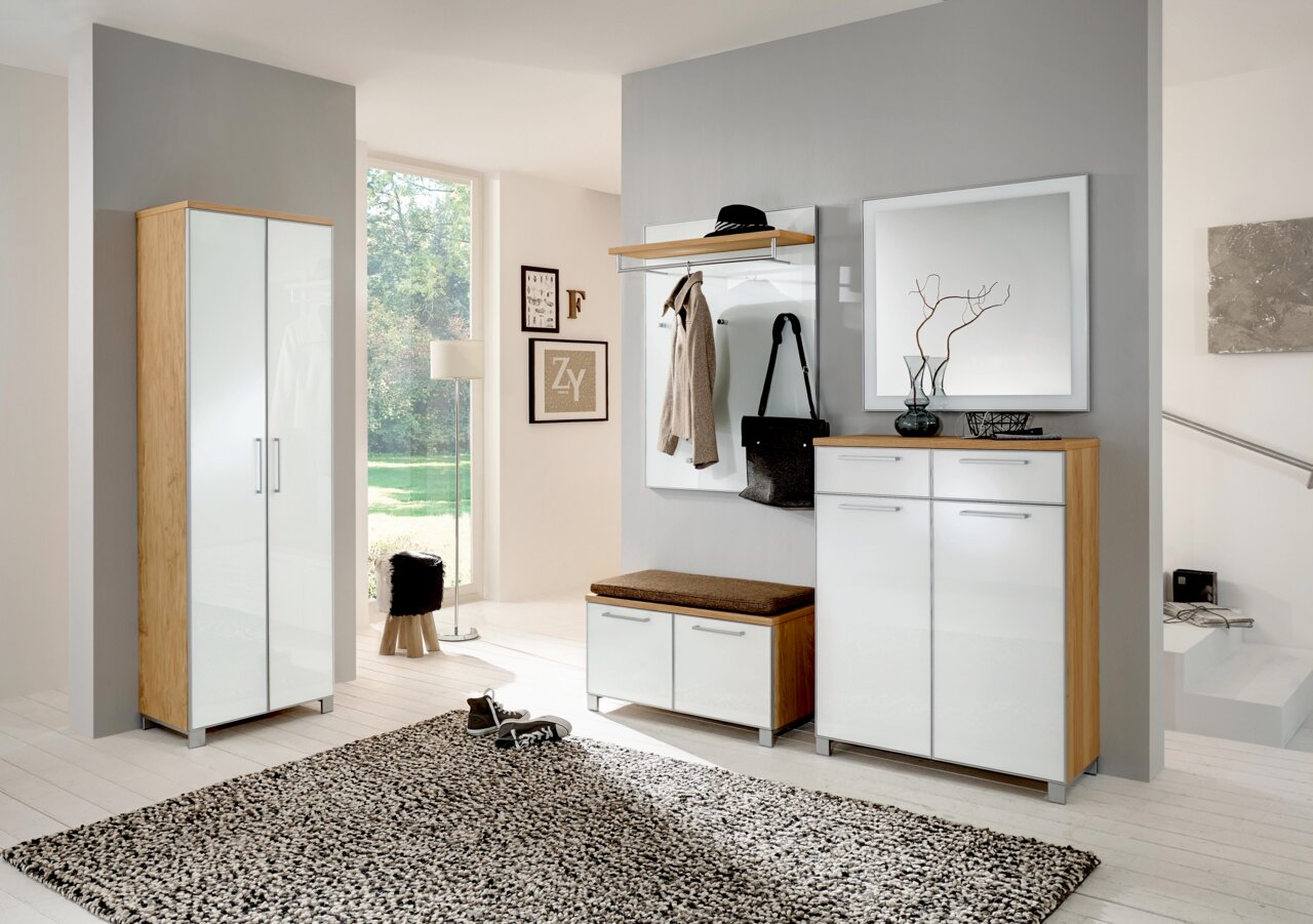 Moderne Garderobeneinrichtung mit XL-Dielenschrank, Schuhschrank, Garderobenbank und Spiegel in heller, einladender Atmosphäre. Frontalansicht.