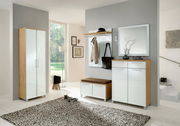 Moderne Garderobeneinrichtung mit XL-Dielenschrank, Schuhschrank, Garderobenbank und Spiegel in heller, einladender Atmosphäre. Frontalansicht.