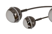 Close-up in schuin vooraanzicht van een moderne plafondlamp met drie bolvormige chromen spots en gebogen armen tegen een witte achtergrond