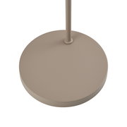 Nahaufnahme der Basis einer Stehleuchte in beige aus der Vogelperspektive.