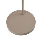 Nahaufnahme der Basis einer Stehleuchte in beige aus der Vogelperspektive.