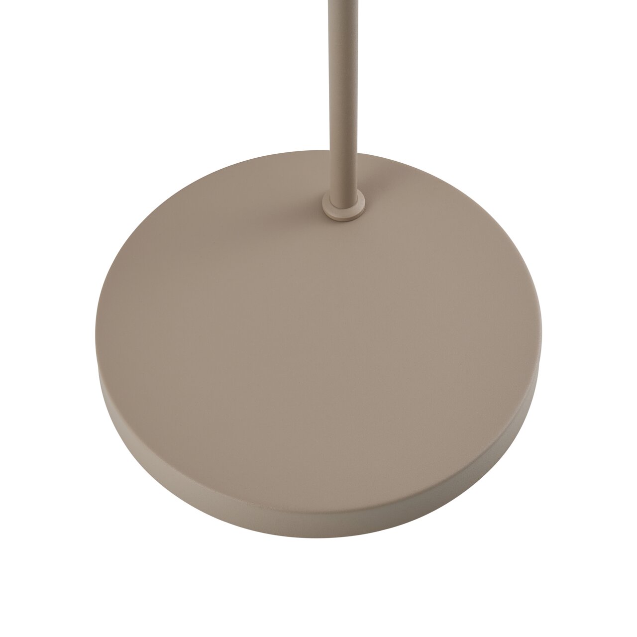 Close-up van de voet van een staande lamp in beige, gezien vanuit vogelperspectief.