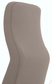 Rückansicht einer ergonomisch geformten Rückenlehne eines Chefsessels in grauem Leder.