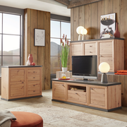 Wohnzimmermöbel-Set aus Holz mit Highboard, TV-Lowboard und Sideboard in moderner Einrichtung, seitliche Perspektive