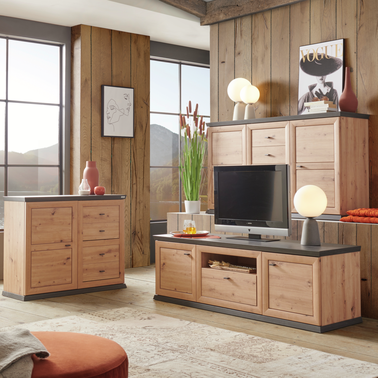 Wohnzimmermöbel-Set aus Holz mit Highboard, TV-Lowboard und Sideboard in moderner Einrichtung, seitliche Perspektive