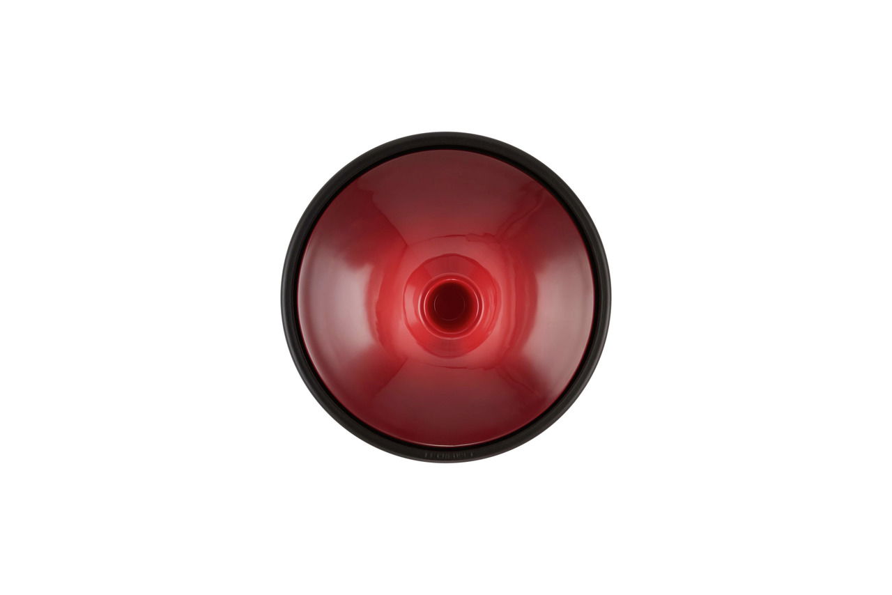 Ansicht von oben auf einen kirschroten Tagine-Deckel mit schwarzem Rand.